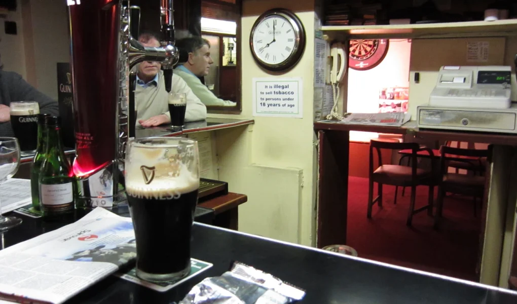 Restaurace Merlin Vinohrady: Poctivá kuchyně, Guinness a keltská atmosféra 1 Autentický interiér tradičního irského pubu Restaurace Merlin