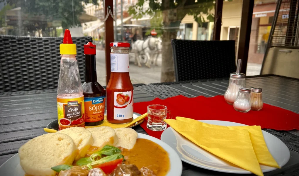 Restaurace Merlin Frýdlant nad Ostravicí: Polední menu, jídla a pivo 1 Tradiční hovězí guláš s knedlíkem v Restauraci Merlin Frýdlant