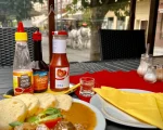 Tradiční hovězí guláš s knedlíkem v Restauraci Merlin Frýdlant