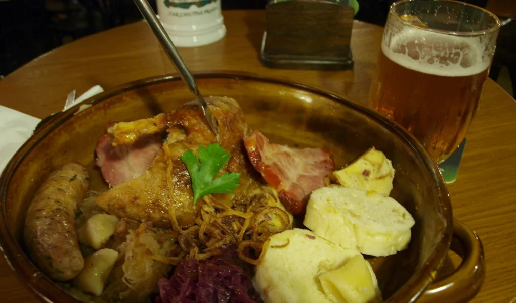 Talíř poctivého tradičního jídla v brněnské restauraci
