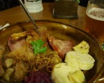 Talíř poctivého tradičního jídla v brněnské restauraci