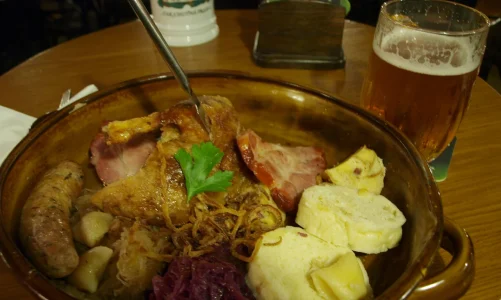 Talíř poctivého tradičního jídla v brněnské restauraci